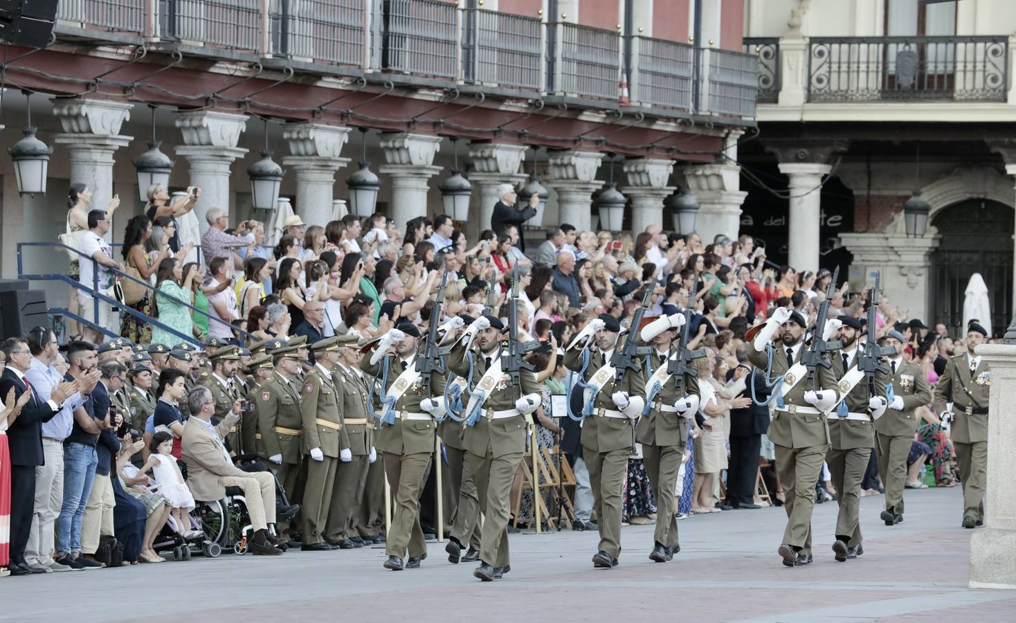 Fotos: Parada militar en honor a Santiago Apóstol en la Plaza Mayor de Valladolid