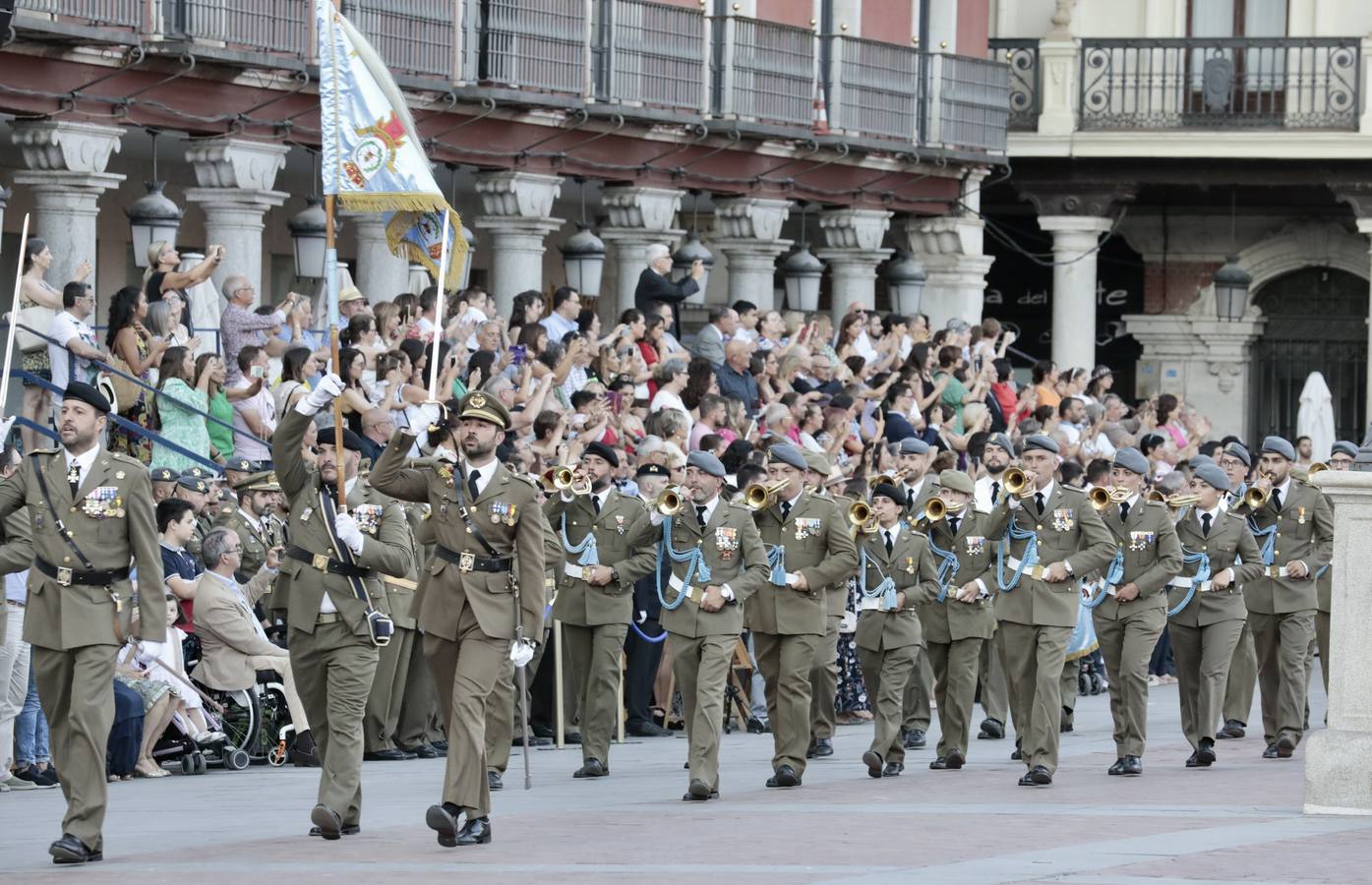 Fotos: Parada militar en honor a Santiago Apóstol en la Plaza Mayor de Valladolid
