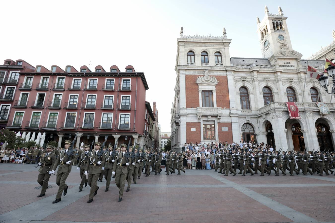 Fotos: Parada militar en honor a Santiago Apóstol en la Plaza Mayor de Valladolid