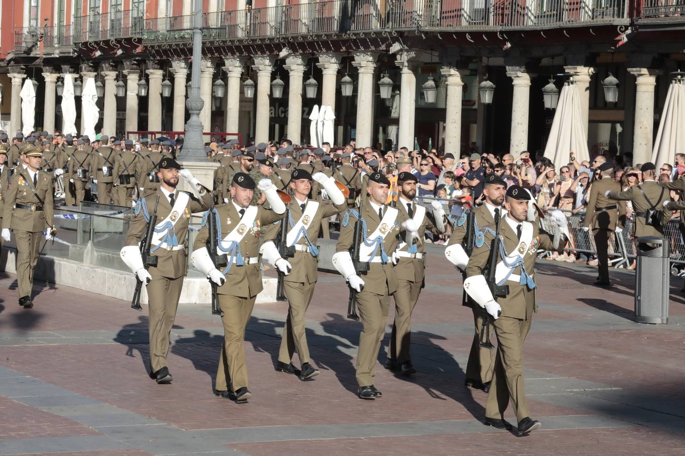 Fotos: Parada militar en honor a Santiago Apóstol en la Plaza Mayor de Valladolid