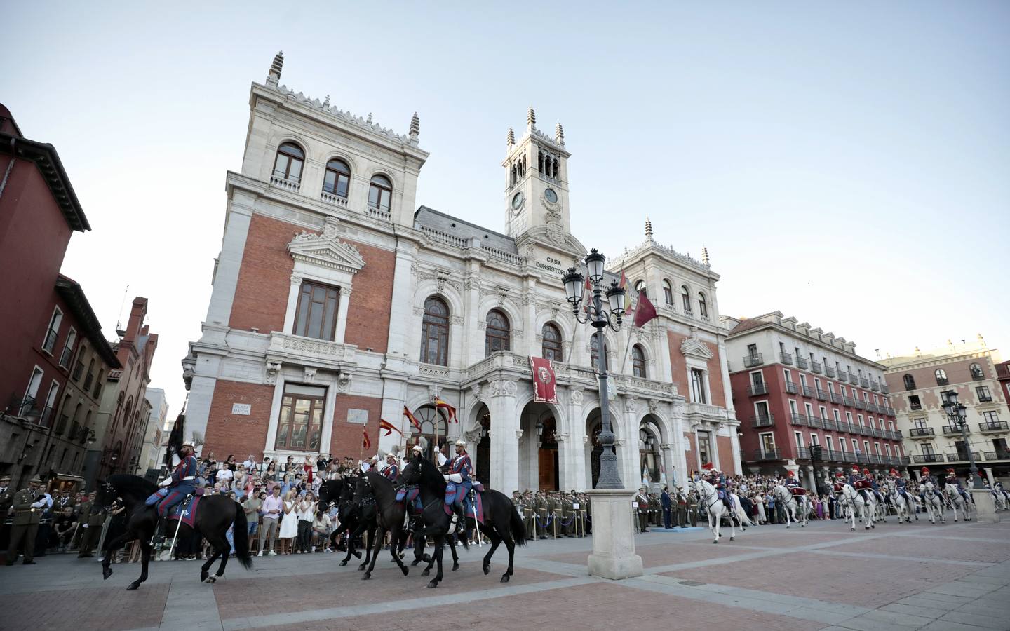 Fotos: Parada militar en honor a Santiago Apóstol en la Plaza Mayor de Valladolid