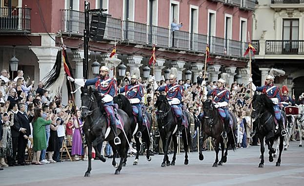 El desfile por la Plaza Mayor.