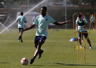 Imagen secundaria 1 - El Valladolid Promesas arranca su pretemporada en Zaratán de camino a la Segunda RFEF