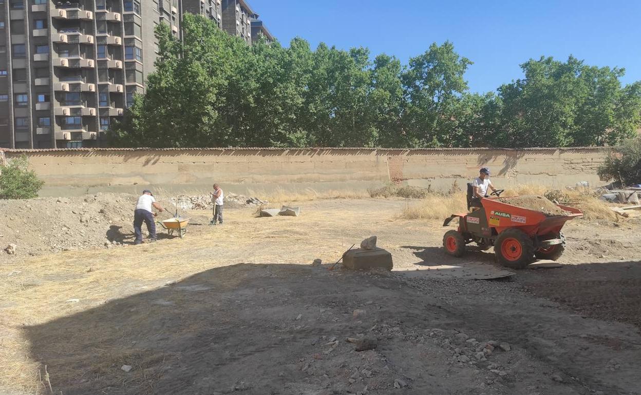 Obreros trabajando en el aplanamiento del terreno próximo al pabellón de las novicias, en el convento de las Catalinas. 