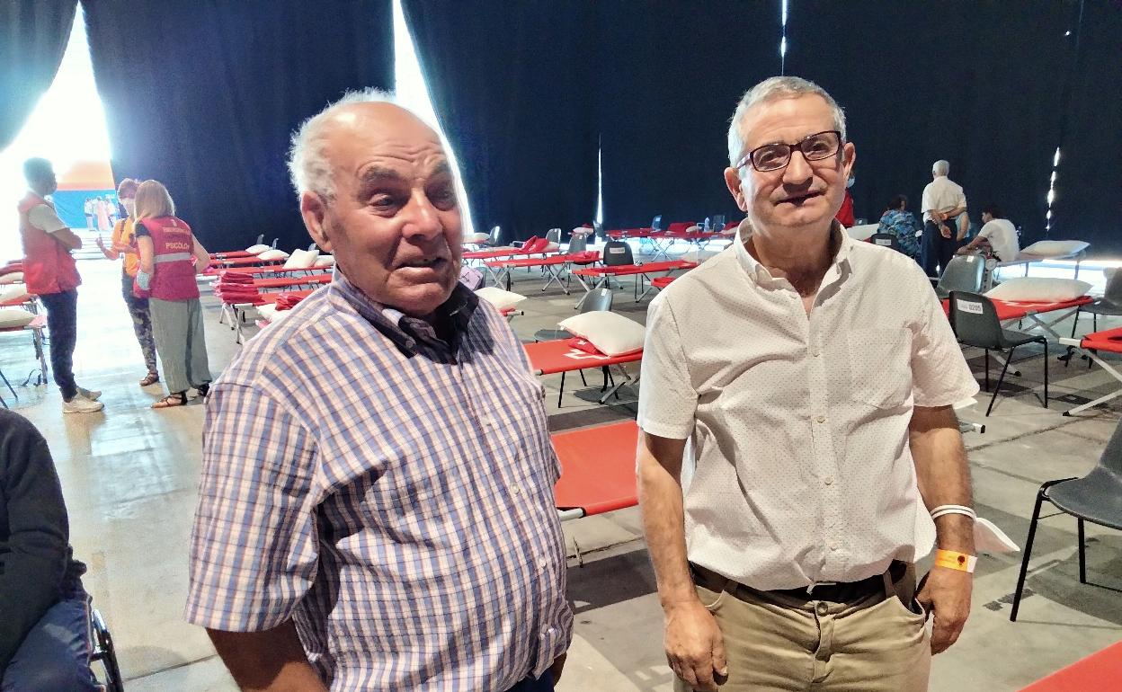 Domingo Vicente y Manuel Barrigón, vecinos de Losacio, en el recinto ferial Ifeza de Zamora este lunes. 