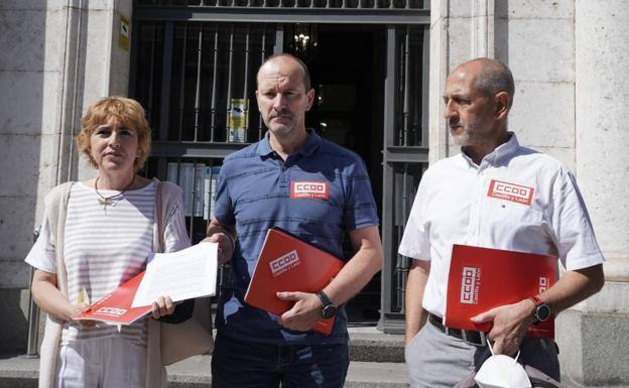 Ana Fernández, José Ramón Jiménez y Ernesto Angulo, de CCOO, ante la Audiencia Provincial de Valladolid, el pasado 4 de julio.