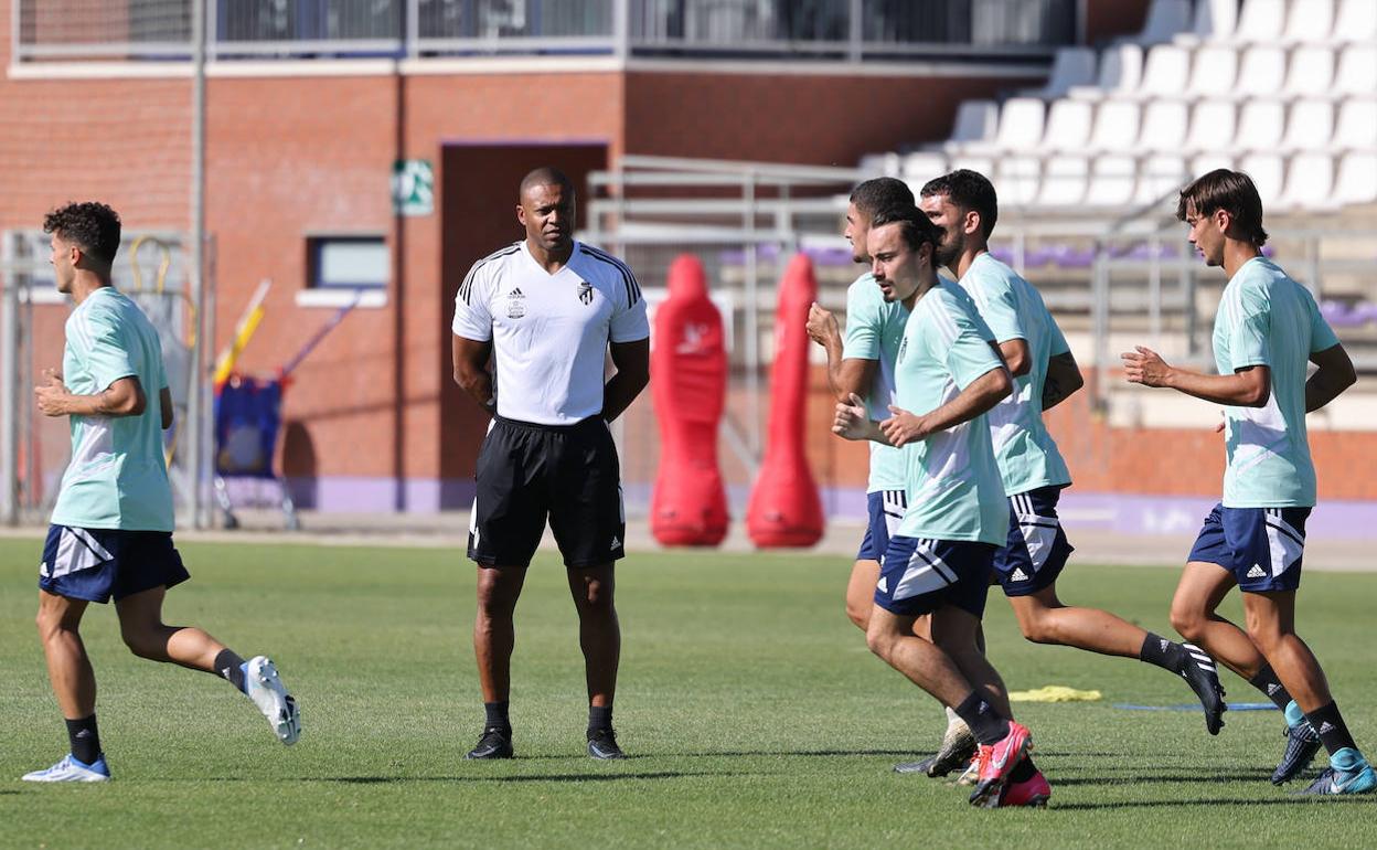 Julio Baptista observa la carrera de varios componentes de la plantilla del Promesas. 