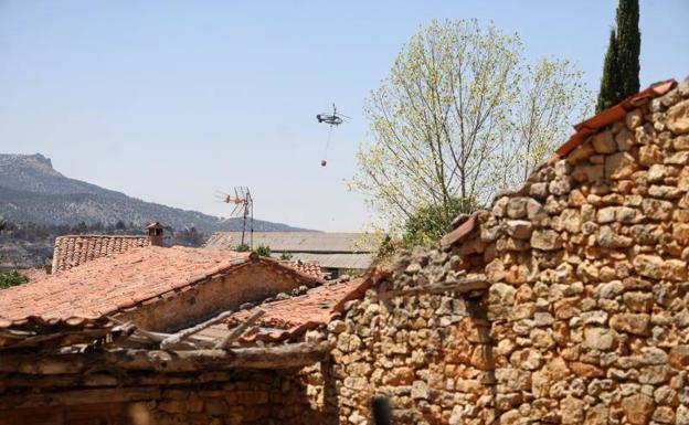 Así trabaja el helicóptero contra el fuego: 4.500 litros de agua cada dos minutos para salvar Silos