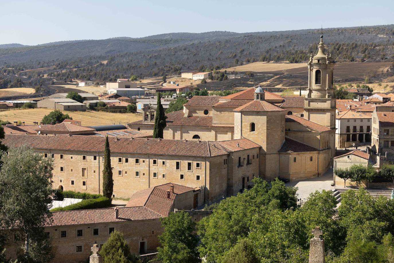 Monasterio de Santo Domingo de Silos, con la sierra de los alrededores calcinada por el fuego originado en Quintanilla del Coco. 