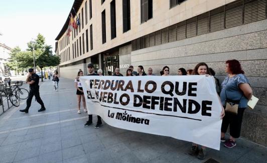 Concentración a las puertas del Juzgado de activistas de La Molinera. 