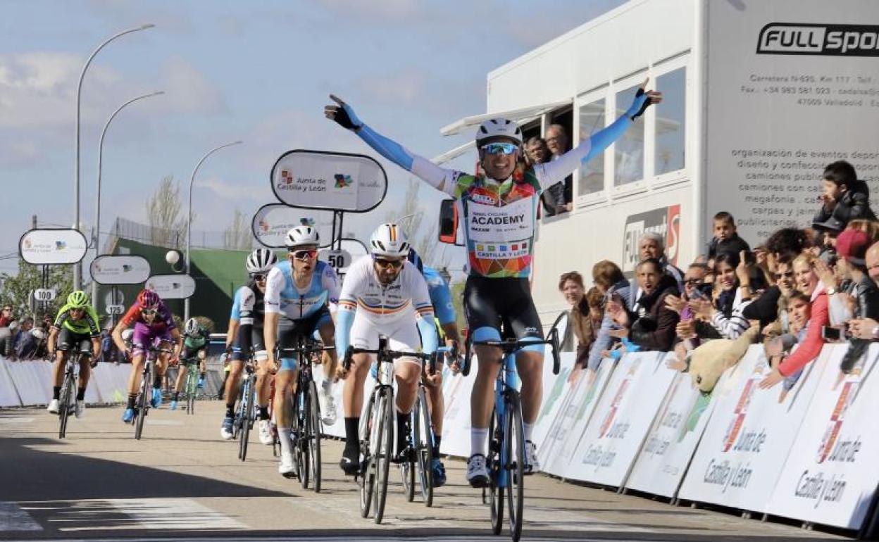 Davide Cimolai se adjudica la llegada en Villada de la segunda etapa de la Vuelta Ciclista a Castilla y León de 2019, última que se ha disputado