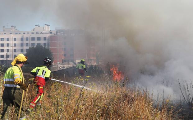 Los bomberos tratan de sofocar las llamas.