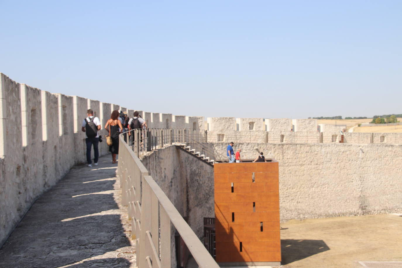 Turistas en la muralla de Cuéllar.