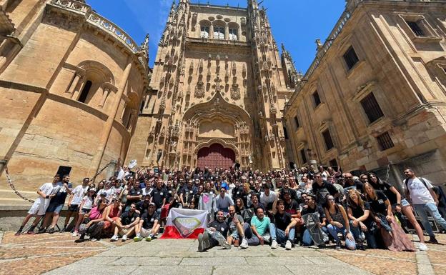 Imagen principal - Arriba, entrega de premios Máster Final de Salamanca. Debajo, equipos final four Castilla y León- Cantabria