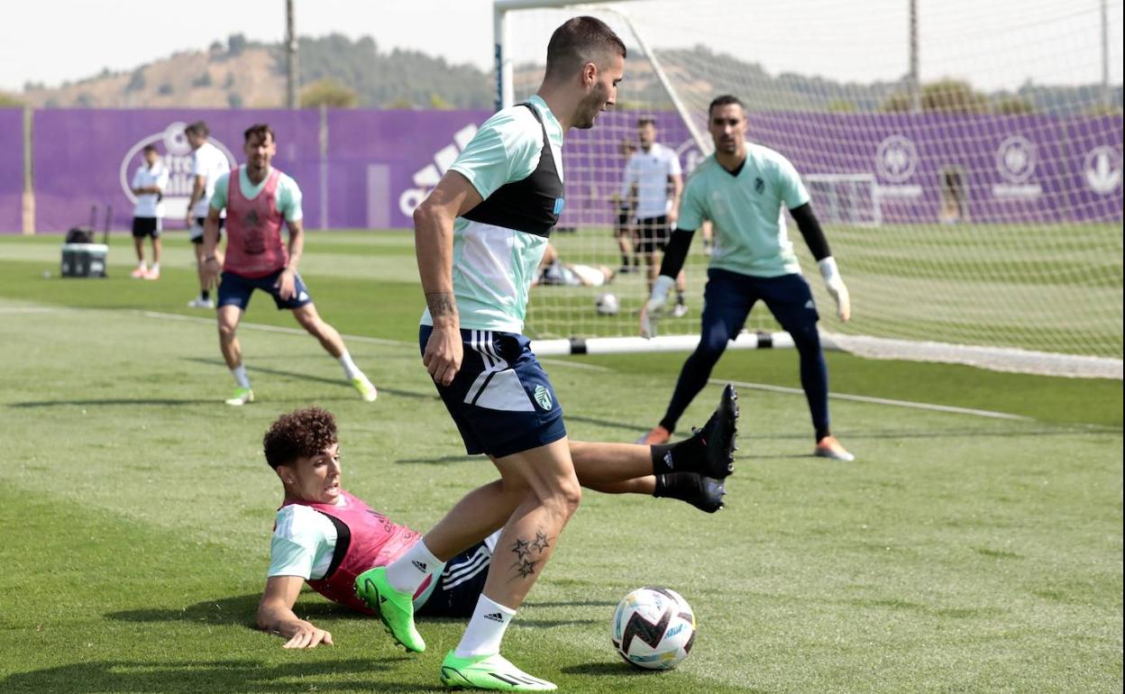 Asenjo intenta evitar un gol en un entrenamiento reciente del Real Valladolid.