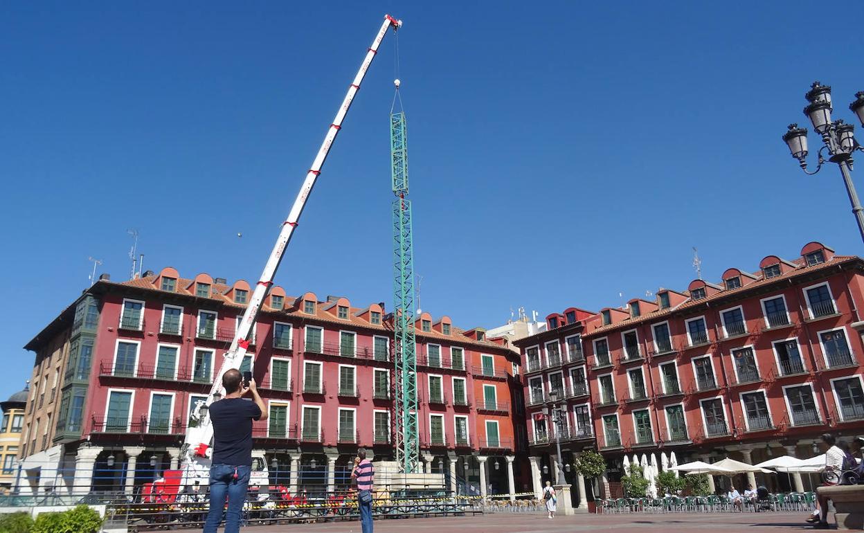 Montaje de la grúa en la Plaza Mayor para la rehabilitación del edificio de la calle Correos. 