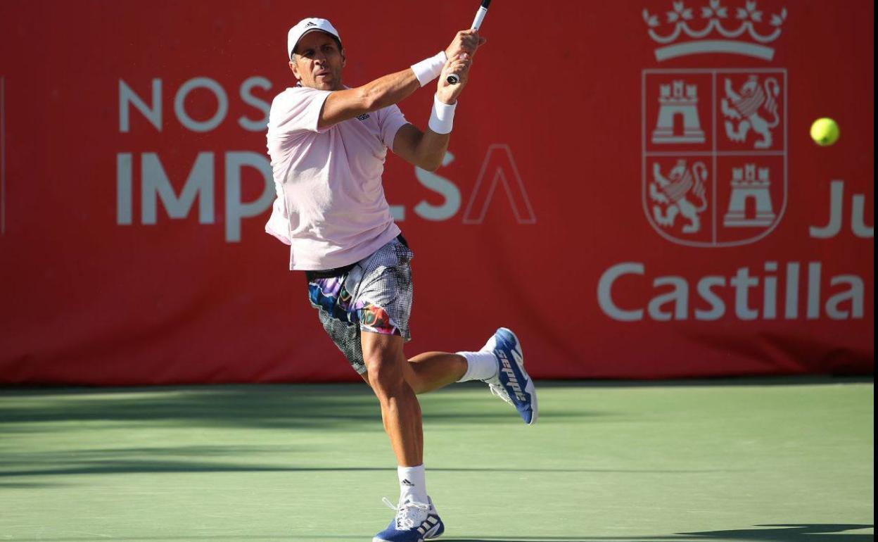 Verdasco golpea la pelota durante su partido. 