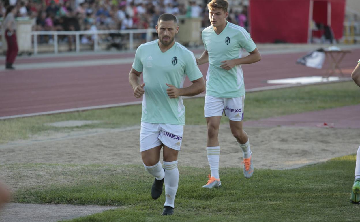 Weissman realiza el calentamiento durante el partido ante Unionistas. 