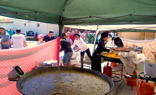 Las comidas de hermandad son un momento fundamental en la vida de Perales. 