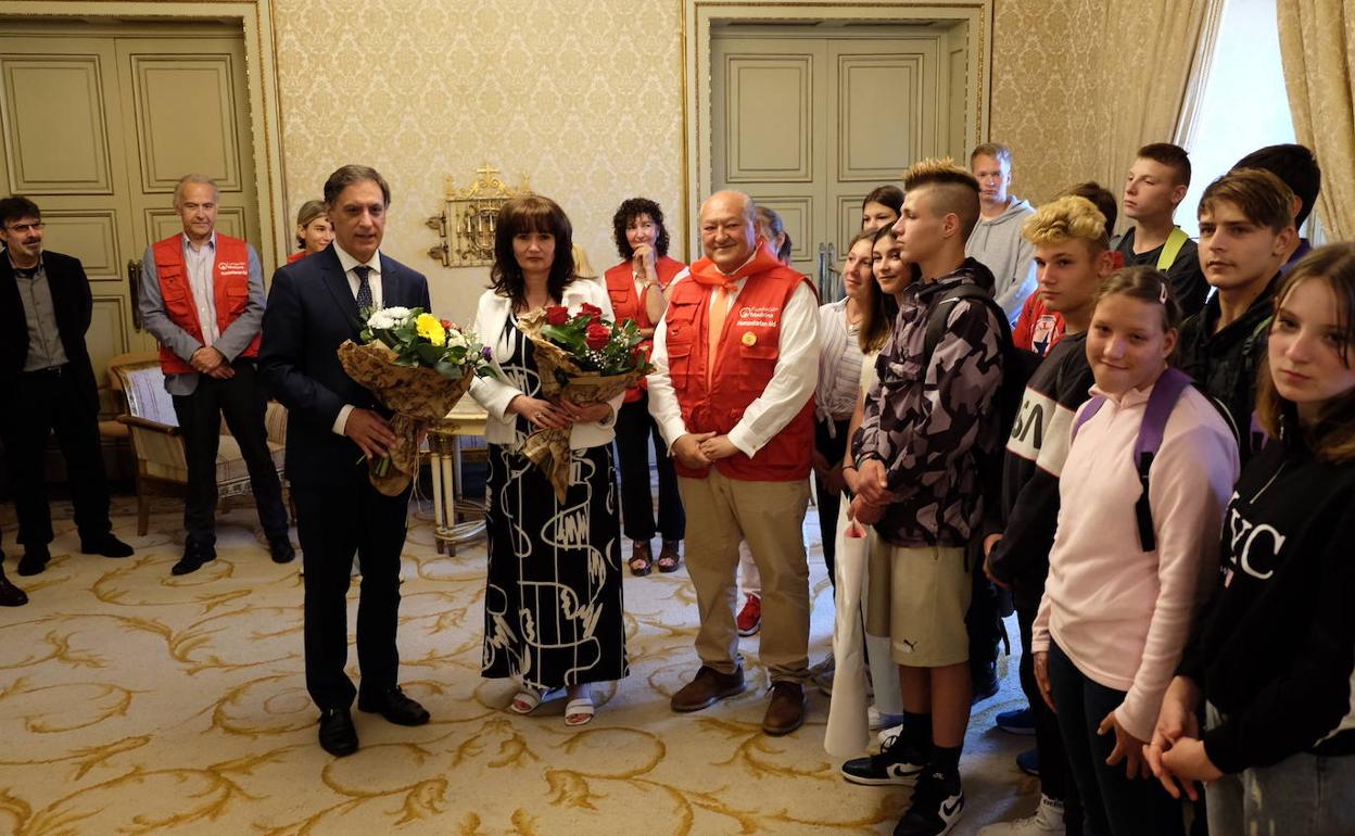 Conrado Giménez (de rojo), en un acto de homenaje en el Ayuntamiento de Salamanca. 