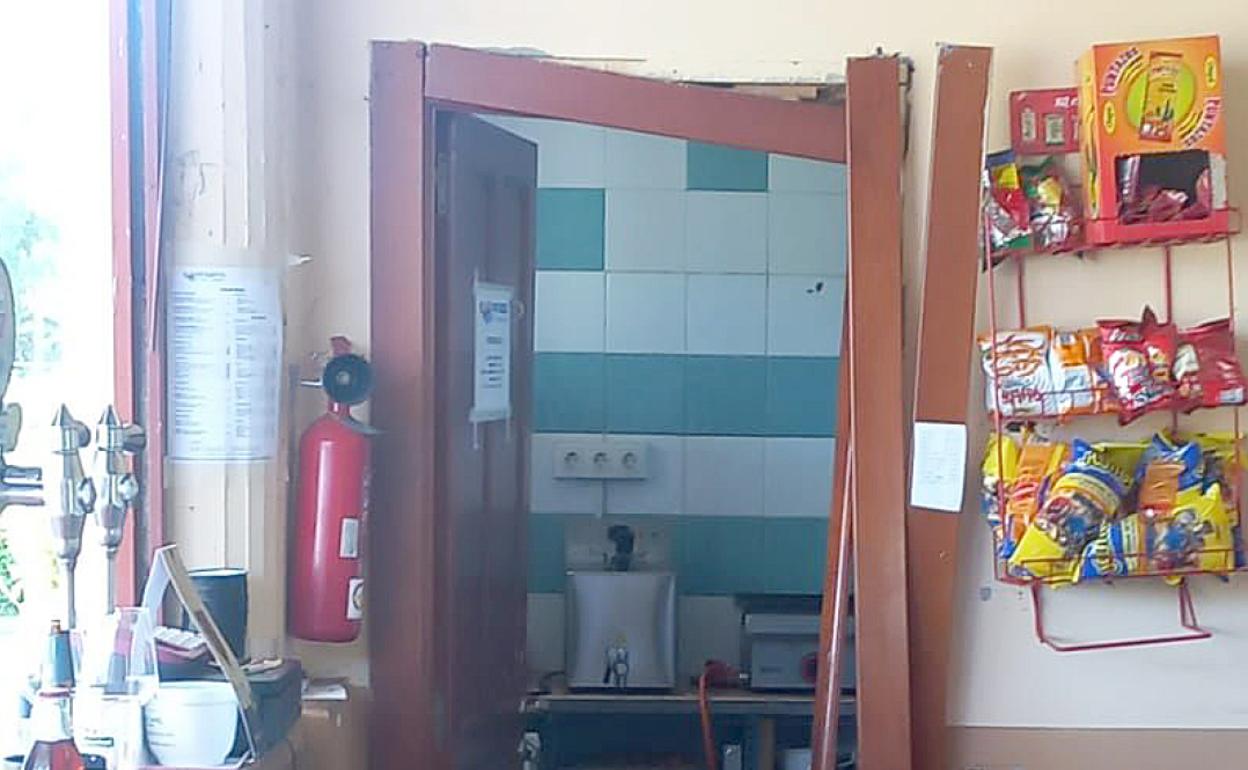 Daños en la puerta del bar de la piscina, reventada por los autores del robo. 