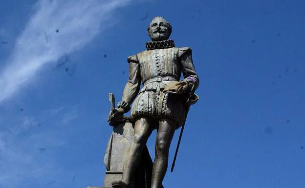 La estatua de Miguel de Cervantes, en Valladolid.