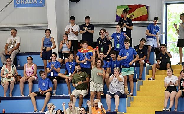 Imagen principal - Los jugadores de la selección y el público celebra uno de los goles de la sub-18. 