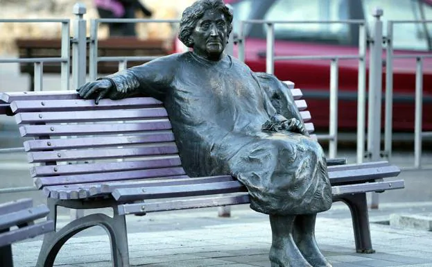 La estatua de Rosa Chacel, en un banco de la plaza de Poniente. 