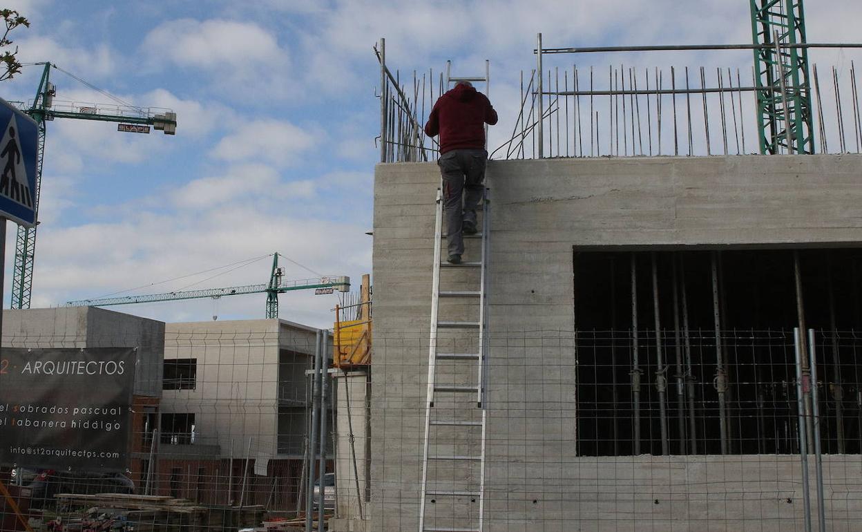 Trabajos en un edificio en construcción en la capital segoviana. 