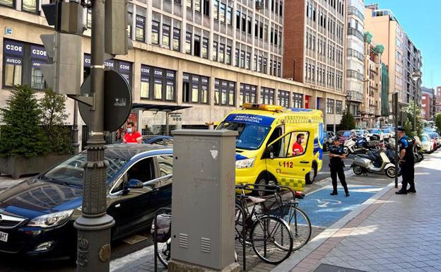 Agentes junto a la ambulancia que atendió a la menor herida en el alcance de Dos de Mayo. 