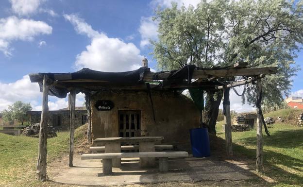 Merendero a la entrada de una bodega en Zazuar (Burgos). 