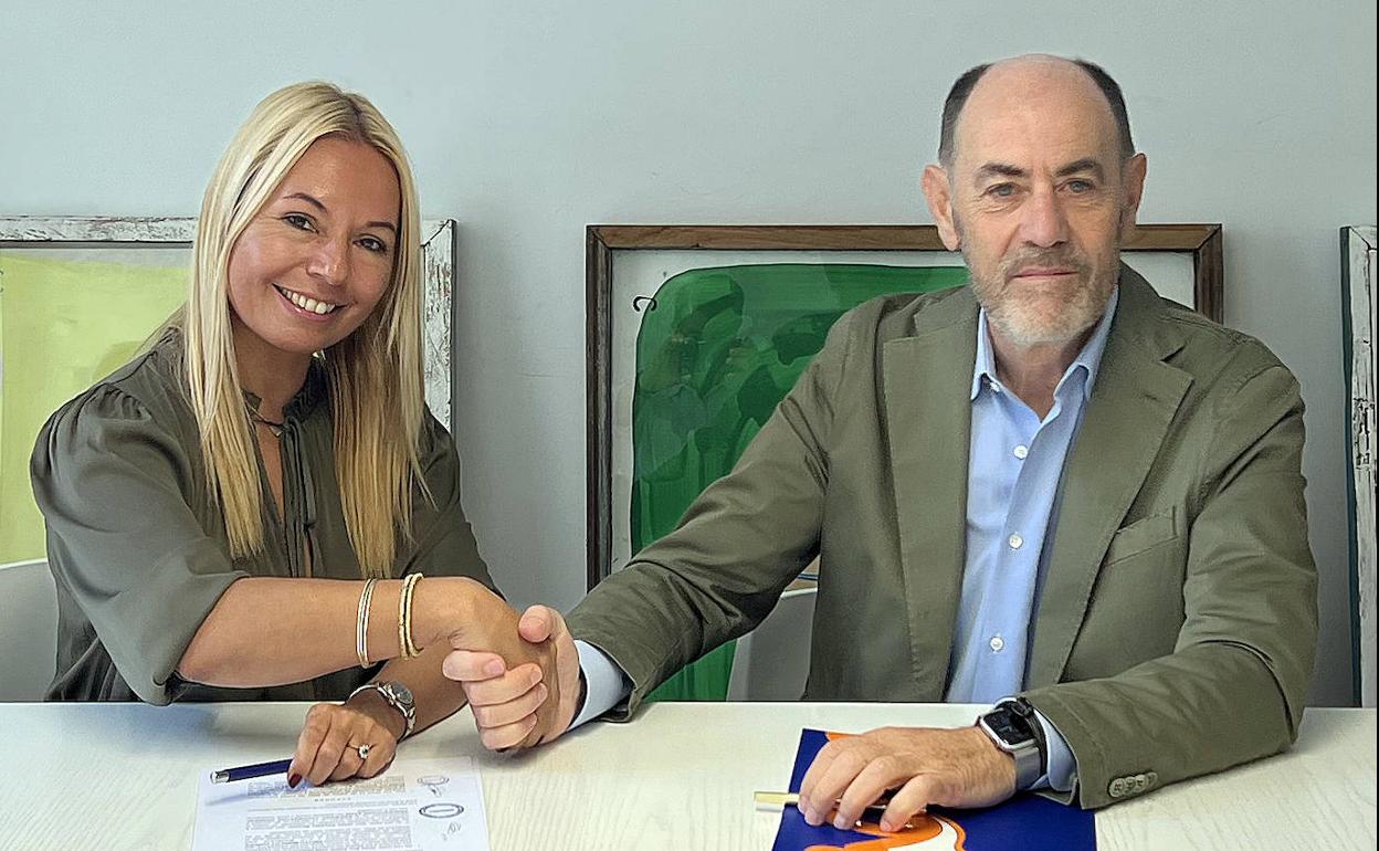 La presidenta de Switch Mobility Europe, Eva Driessen, y el presidente de Acor Jesús Posadas firman la compra de los terrenos en Soto de Menidilla, donde se instalara la nueva planta de fabricación en Valladolid. 