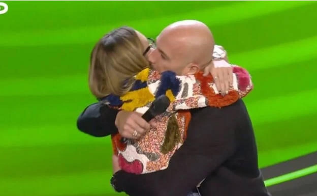 Pepe Reina abraza a su hija Grecia, tras su actuación. 