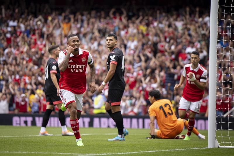 Gabriel Jesus celebra uno de sus tres tantos anotados al Sevilla en la Emirates Cup.