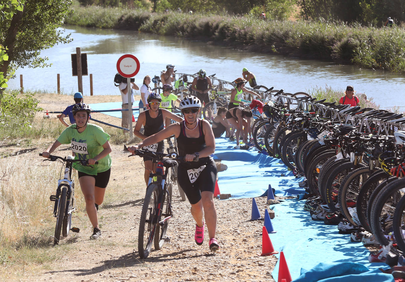 Fotos: Sergio Correa y Laura Fernández vuelan en el Triatlón de Piña