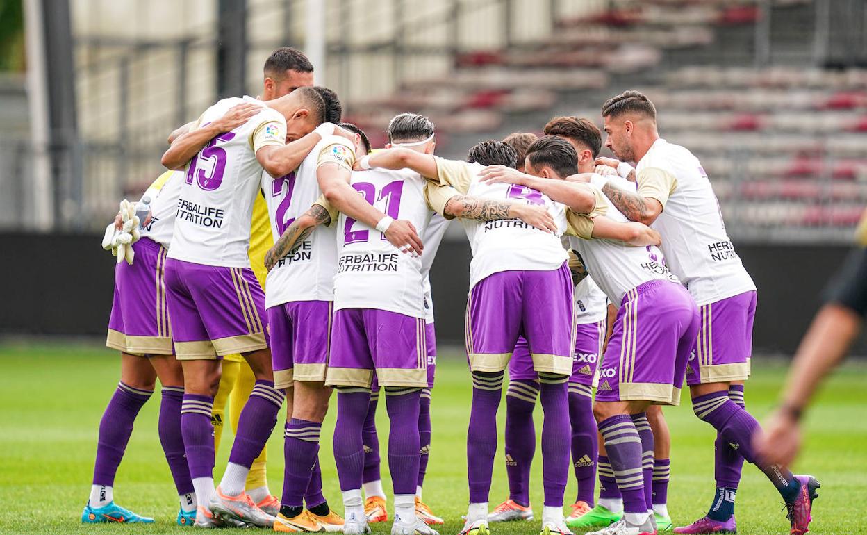 El Real Valladolid se conjura antes del pitido inicial en Francia. 