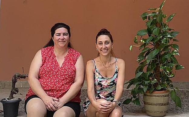 La teniente de alcalde, Clara Eufemia Rivera Vidal, acompañada de la concejal de Cultura, Juncal González Castaño. 