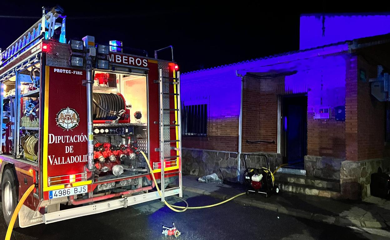Los bomberos de la Diputación de Valladolid intervienen para sofocar el incendio junto con los de Segovia. 