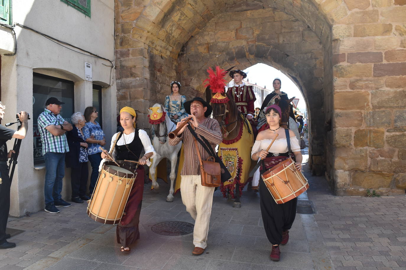 El 29 de julio de 1522 el monarca visitó la villa norteña y fue recibido por el Marqués de Aguilar y su esposa. 