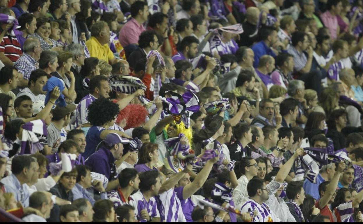 Grada de Zorrilla repleta de seguidores 