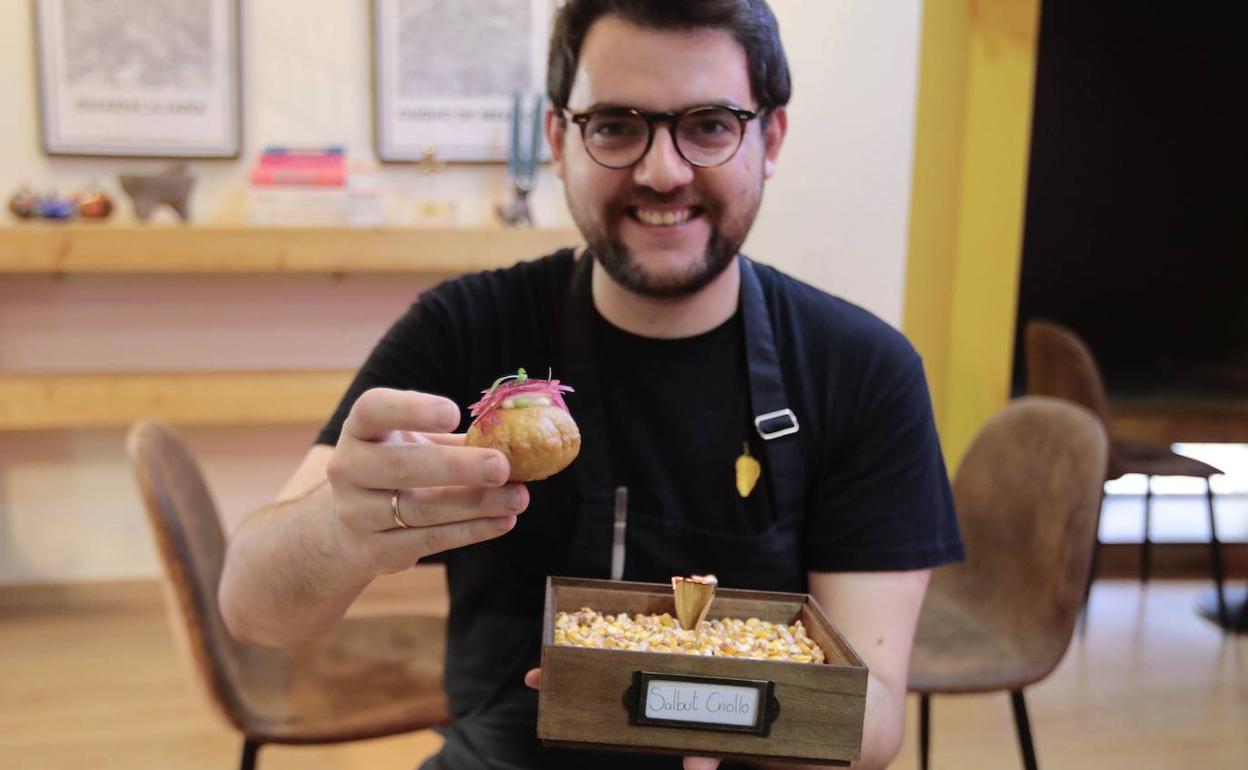 El chef Alejandro San José muestra el pincho ganador del Concurso Nacional, que promocionará en México. 