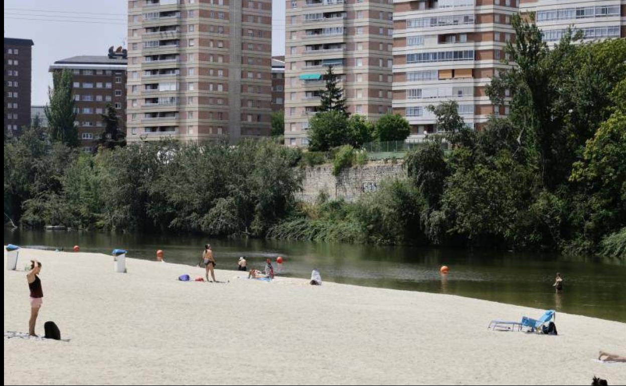 Playa de Las Moreras, este verano.