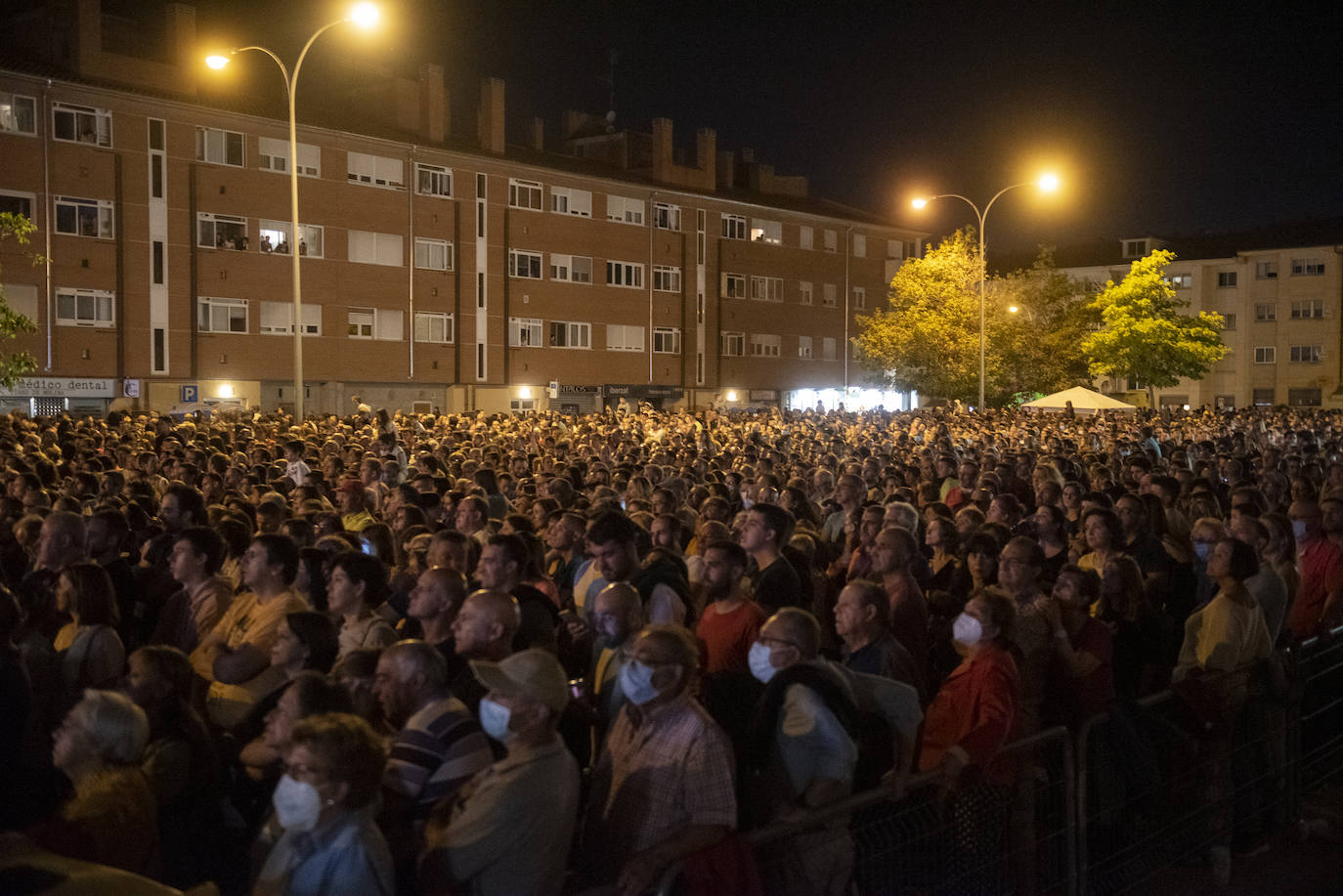 Miles de personas en la plaza Tirso de Molina durante el espectáculo de la orquesta Panorama el pasado junio.