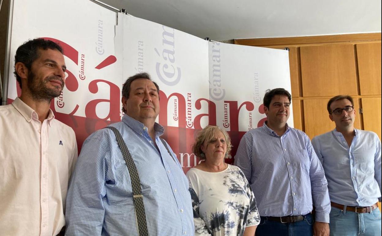 El presidente de la Cámara de Comercio, junto a la Subdelegada (centro) y otros representantes empresariales.