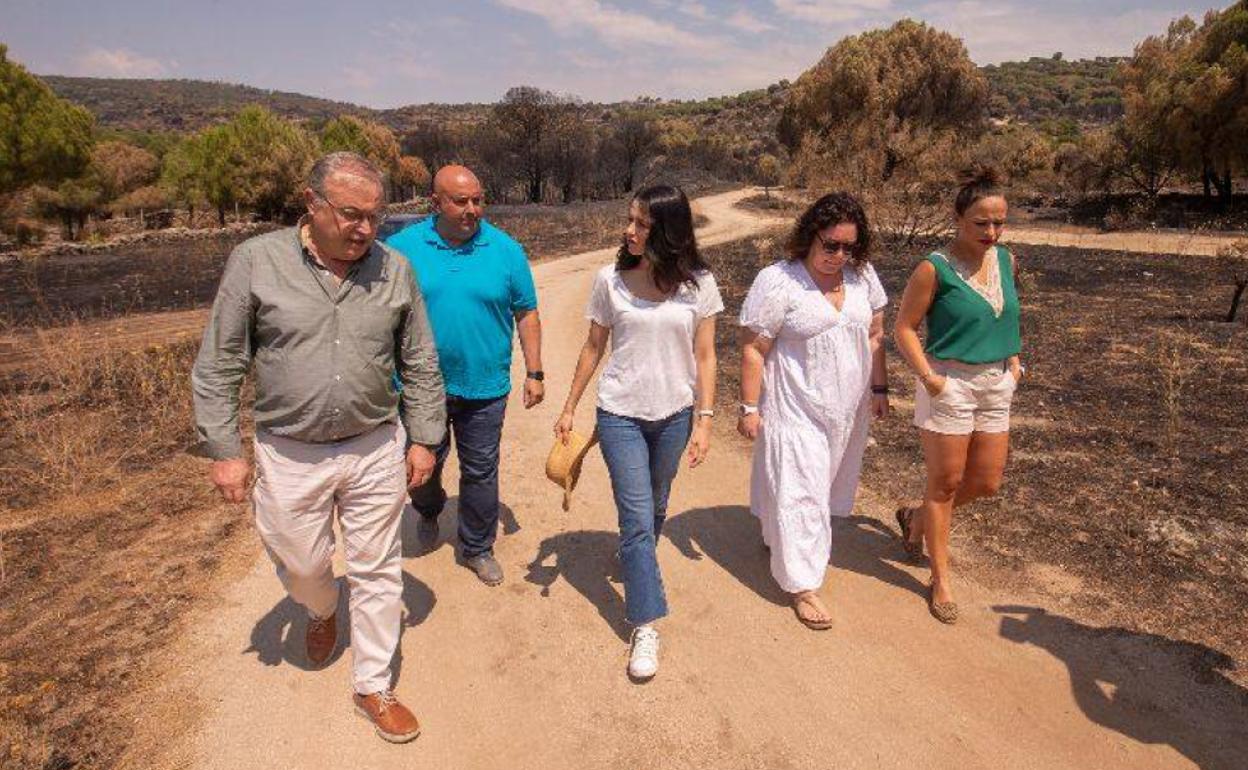 Inés Arrimadas ha visitado este martes la zona afectada por el incendio de Cebreros, en Ávila.