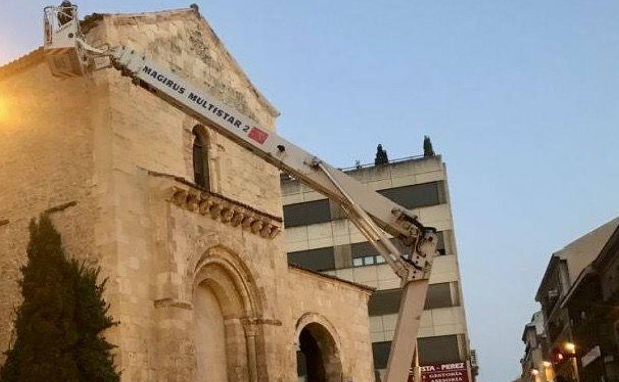 Los bomberos retiran los cascotes del tejado. 