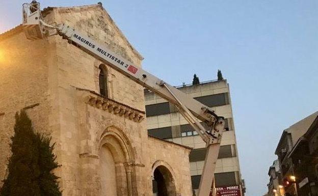 Los bomberos acordonan la iglesia de San Clemente por la caída de cascotes de la cornisa