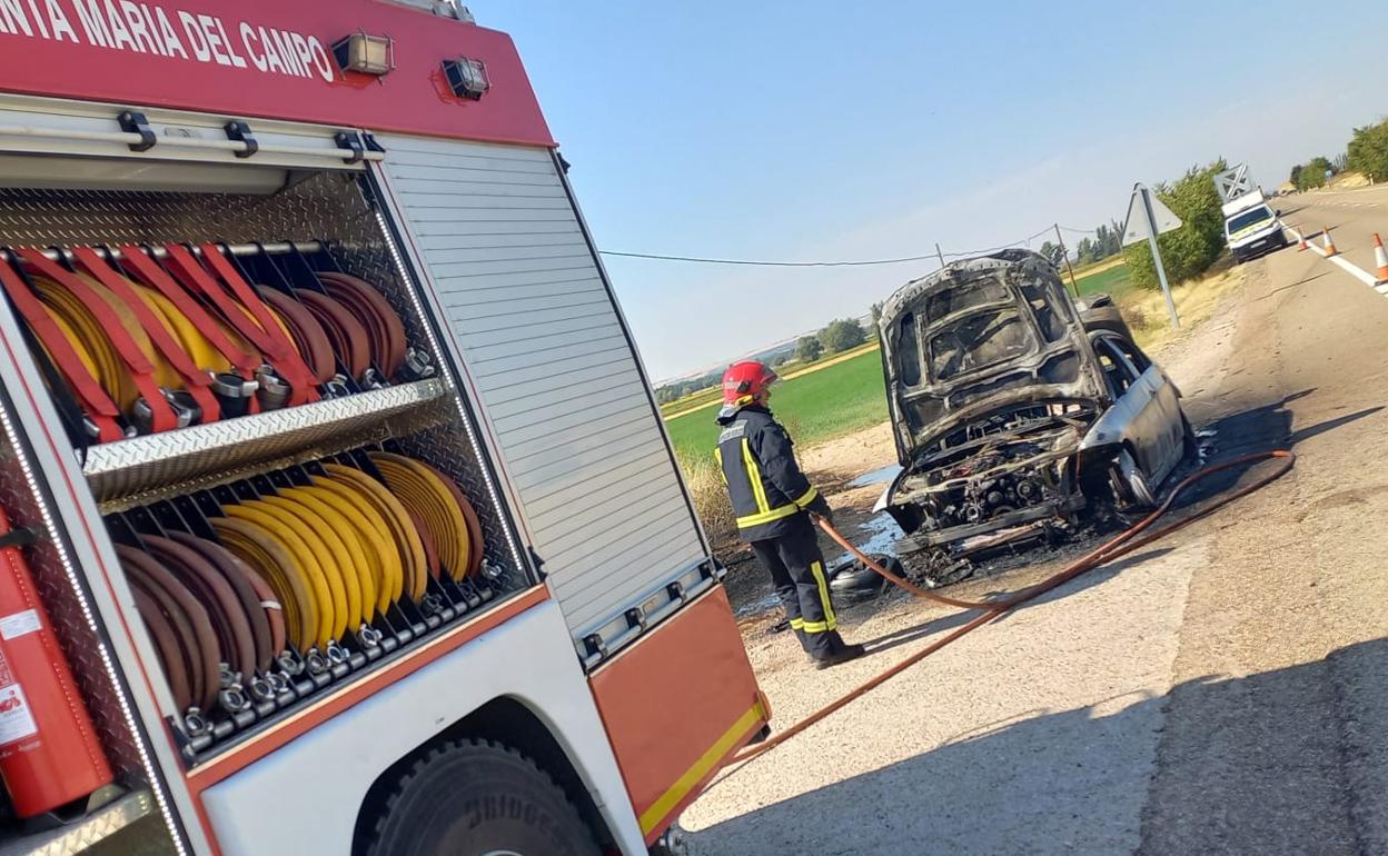 El coche ha quedado completamente calcinado. 