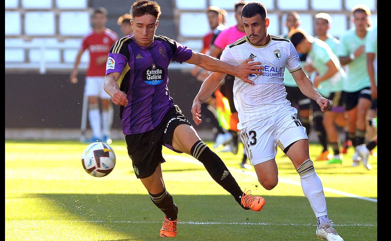 Iván Fresneda se lleva el balón en el amistoso de este verano ante el Burgos en El Plantío. 