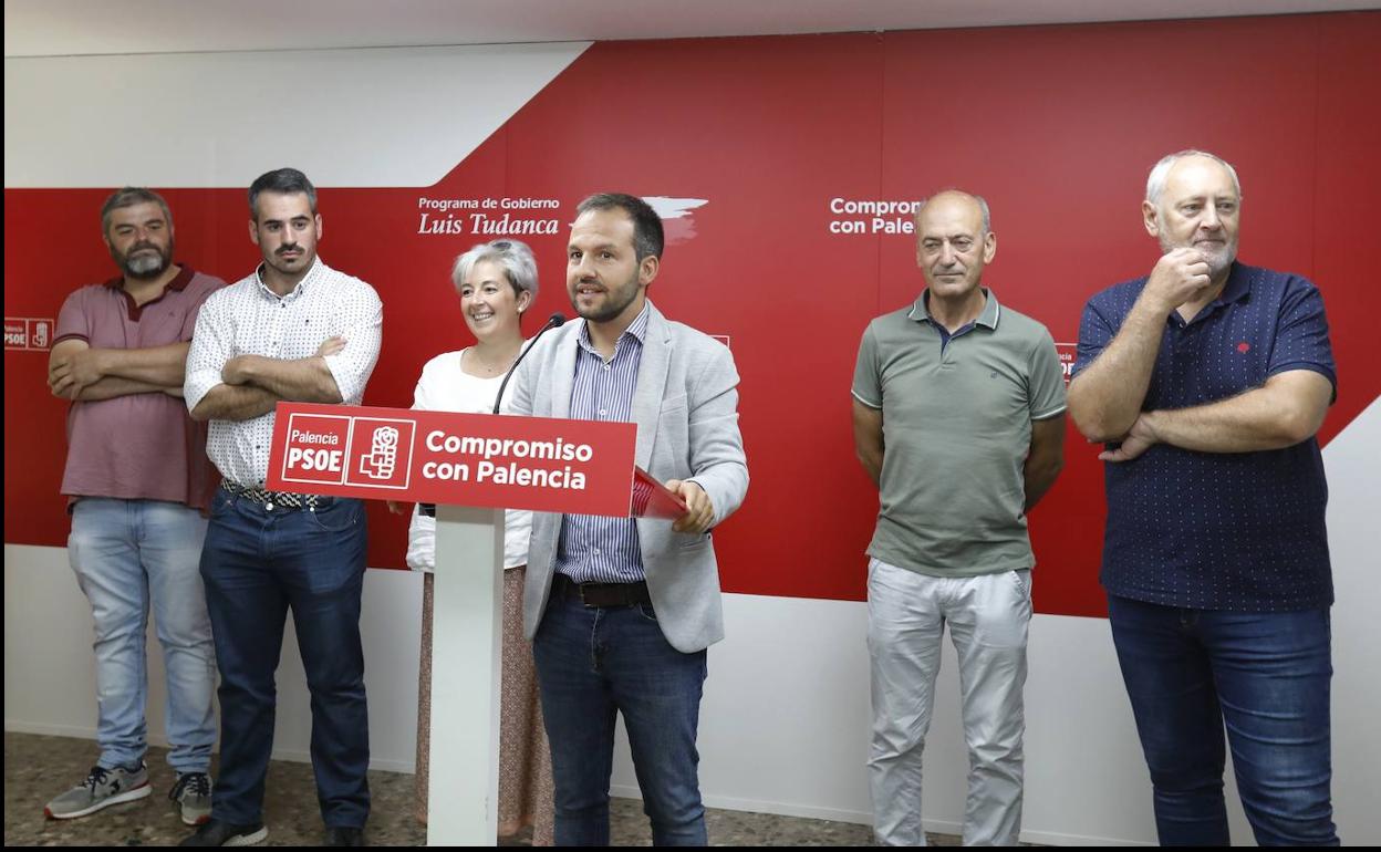 Cristian Delgado, alcalde de Barruelo, rodeado por otros ediles, interviene este lunes en el PSOE. 